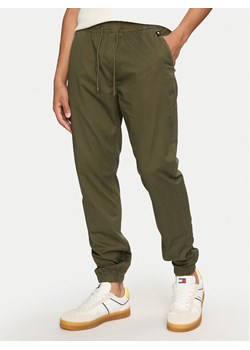 Tommy Jeans Joggery Austin DM0DM19487 Zielony Slim Fit ze sklepu MODIVO w kategorii Spodnie męskie - zdjęcie 181052773