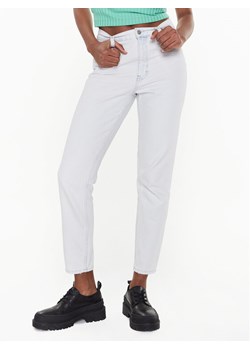 Calvin Klein Jeans Jeansy J20J220859 Biały Mom Fit ze sklepu MODIVO w kategorii Jeansy damskie - zdjęcie 181052883