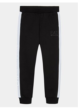 EA7 Emporio Armani Spodnie dresowe 6RBP61 BJEXZ 1200 Czarny Regular Fit ze sklepu MODIVO w kategorii Spodnie chłopięce - zdjęcie 181053184
