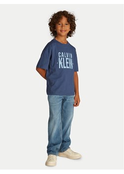 Calvin Klein Jeans T-Shirt Bold Graphic IB0IB02448 Niebieski Relaxed Fit ze sklepu MODIVO w kategorii T-shirty chłopięce - zdjęcie 181054403