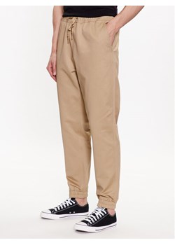Converse Joggery Star Chevron 10024606-A02 Beżowy Regular Fit ze sklepu MODIVO w kategorii Spodnie męskie - zdjęcie 181055293