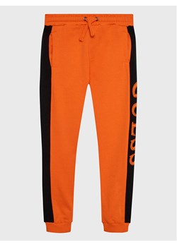 Guess Spodnie dresowe N3RQ12 KA6R3 Pomarańczowy Regular Fit ze sklepu MODIVO w kategorii Spodnie chłopięce - zdjęcie 181056914