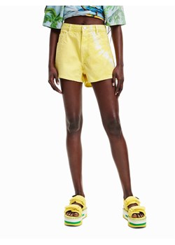 Desigual Szorty jeansowe 23SWDD10 Żółty Regular Fit ze sklepu MODIVO w kategorii Szorty - zdjęcie 181056954