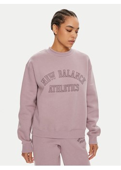 New Balance Bluza Graphic WT43516 Fioletowy Relaxed Fit ze sklepu MODIVO w kategorii Bluzy damskie - zdjęcie 181057584