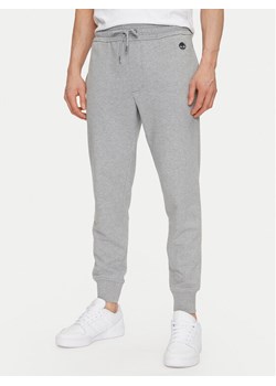 Timberland Spodnie dresowe TB0A5V5Q Szary Regular Fit ze sklepu MODIVO w kategorii Spodnie męskie - zdjęcie 181057773