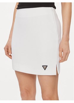 Guess Spódnica mini Mylah V4GD03 KBFB2 Biały Regular Fit ze sklepu MODIVO w kategorii Spódnice - zdjęcie 181058550