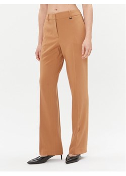 DKNY Spodnie materiałowe UG3PX097 Brązowy Regular Fit ze sklepu MODIVO w kategorii Spodnie damskie - zdjęcie 181058720