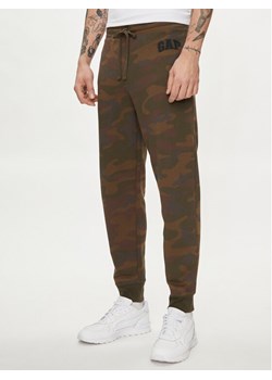 Gap Spodnie dresowe 804257-01 Brązowy Regular Fit ze sklepu MODIVO w kategorii Spodnie męskie - zdjęcie 181059270