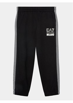 EA7 Emporio Armani Spodnie dresowe 6RBP60 BJ05Z 1200 Czarny Regular Fit ze sklepu MODIVO w kategorii Spodnie chłopięce - zdjęcie 181059340