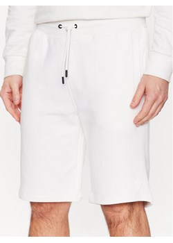 Guess Szorty sportowe Aldwin Z2YD04 KAIJ1 Biały Slim Fit ze sklepu MODIVO w kategorii Spodenki męskie - zdjęcie 181059411
