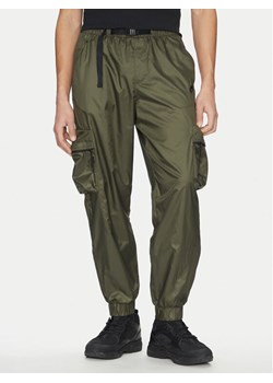 Nike Spodnie dresowe FB7911 Khaki Regular Fit ze sklepu MODIVO w kategorii Spodnie męskie - zdjęcie 181059570