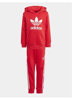 adidas Dres adicolor IR6904 Czerwony Regular Fit ze sklepu MODIVO w kategorii Dresy chłopięce - zdjęcie 181059630