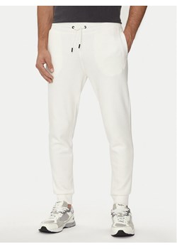 Guess Spodnie dresowe Aldwin Z2YB22 K9V31 Écru Regular Fit ze sklepu MODIVO w kategorii Spodnie męskie - zdjęcie 181059894