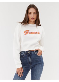 Guess Bluza Velvet Logo W3BQ13 KB681 Biały Regular Fit ze sklepu MODIVO w kategorii Bluzy damskie - zdjęcie 181060120