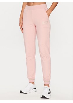 EA7 Emporio Armani Spodnie dresowe 8NTP67 TJCQZ 1418 Różowy Regular Fit ze sklepu MODIVO w kategorii Spodnie damskie - zdjęcie 181060922