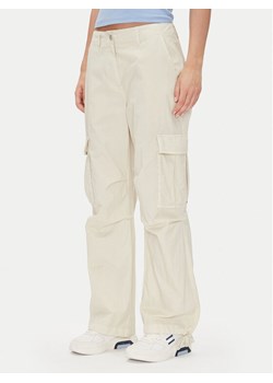 Tommy Jeans Spodnie materiałowe Tjw Cargo Relaxed Straight DW0DW20350 Beżowy Relaxed Fit ze sklepu MODIVO w kategorii Spodnie damskie - zdjęcie 181061271