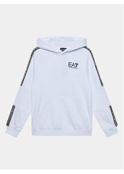 EA7 Emporio Armani Bluza 6RBM72 BJEXZ 1100 Biały Regular Fit ze sklepu MODIVO w kategorii Bluzy chłopięce - zdjęcie 181061933