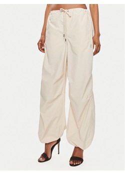 Juicy Couture Spodnie materiałowe Ayla JCWBJ24341 Beżowy Oversize ze sklepu MODIVO w kategorii Spodnie damskie - zdjęcie 181062450