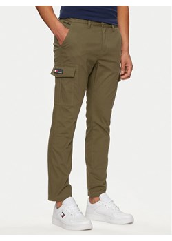 Tommy Jeans Spodnie materiałowe Austin DM0DM18940 Zielony Slim Fit ze sklepu MODIVO w kategorii Spodnie męskie - zdjęcie 181062571