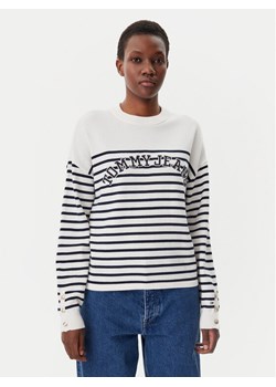 Tommy Jeans Sweter Varsity DW0DW20251 Écru Regular Fit ze sklepu MODIVO w kategorii Swetry damskie - zdjęcie 181062604