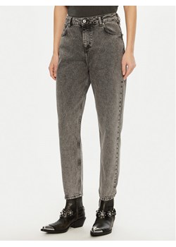 Mustang Jeansy Charlotte 1015989 Szary Mom Fit ze sklepu MODIVO w kategorii Jeansy damskie - zdjęcie 181062664