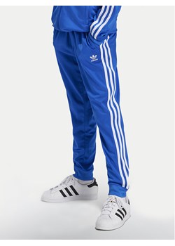 adidas Spodnie dresowe adicolor SST IY4007 Niebieski Regular Fit ze sklepu MODIVO w kategorii Spodnie chłopięce - zdjęcie 181063852