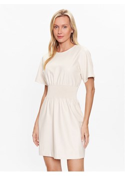 DKNY Sukienka codzienna P3ABTQ87 Écru Regular Fit ze sklepu MODIVO w kategorii Sukienki - zdjęcie 181063934