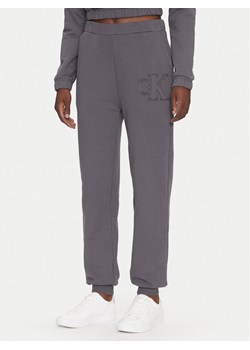Calvin Klein Jeans Spodnie dresowe J20J225355 Szary Regular Fit ze sklepu MODIVO w kategorii Spodnie damskie - zdjęcie 181063944