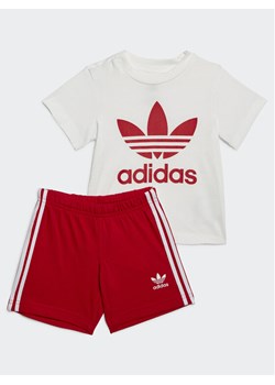 adidas Komplet t-shirt i szorty sportowe Trefoil Shorts Tee Set IB8639 Czerwony Regular Fit ze sklepu MODIVO w kategorii Komplety niemowlęce - zdjęcie 181064142