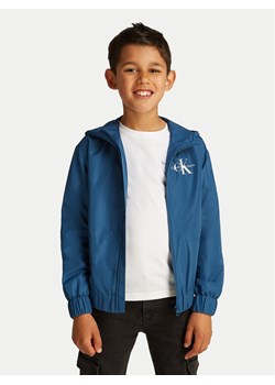 Calvin Klein Jeans Kurtka przejściowa Monologo Essential IB0IB02091 Niebieski Regular Fit ze sklepu MODIVO w kategorii Kurtki chłopięce - zdjęcie 181065701