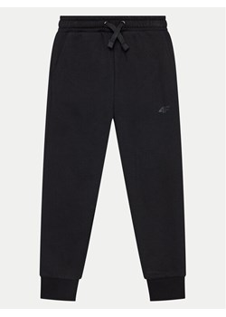 4F Spodnie dresowe 4FJWMM00TTROF0828 Czarny Regular Fit ze sklepu MODIVO w kategorii Spodnie chłopięce - zdjęcie 181066031