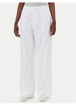Calvin Klein Jeans Spodnie materiałowe J20J225340 Biały Relaxed Fit ze sklepu MODIVO w kategorii Spodnie damskie - zdjęcie 181066512