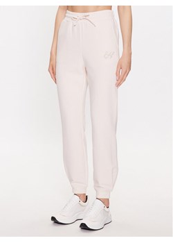 EA7 Emporio Armani Spodnie dresowe 3RTP74 TJLKZ 1712 Écru Regular Fit ze sklepu MODIVO w kategorii Spodnie damskie - zdjęcie 181066564