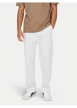 Only & Sons Spodnie materiałowe Sinus 22028267 Biały Loose Fit ze sklepu MODIVO w kategorii Spodnie męskie - zdjęcie 181067231