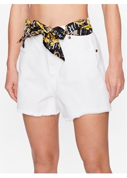 Versace Jeans Couture Szorty materiałowe 74HAD514 Biały Regular Fit ze sklepu MODIVO w kategorii Szorty - zdjęcie 181067413
