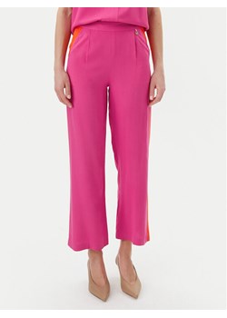 LOLA CASADEMUNT Spodnie materiałowe LS2514015 Różowy Relaxed Fit ze sklepu MODIVO w kategorii Spodnie damskie - zdjęcie 181068114