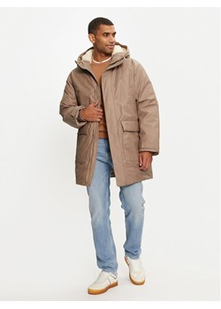 Calvin Klein Jeans Parka J30J326082 Beżowy Regular Fit ze sklepu MODIVO w kategorii Parki męskie - zdjęcie 181068342