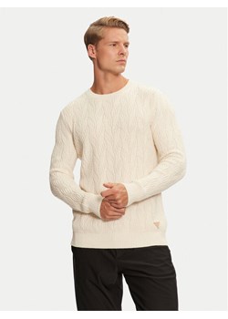 Guess Sweter Evander M4BR19 Z3HD1 Beżowy Regular Fit ze sklepu MODIVO w kategorii Swetry męskie - zdjęcie 181069483