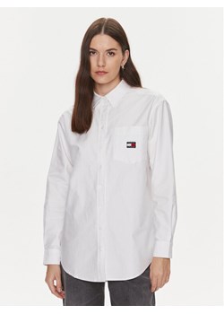 Tommy Jeans Koszula Badge Boyfriend DW0DW17351 Biały Relaxed Fit ze sklepu MODIVO w kategorii Koszule damskie - zdjęcie 181069574