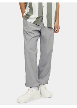 Jack&Jones Spodnie dresowe Karl 12253040 Szary Loose Fit ze sklepu MODIVO w kategorii Spodnie męskie - zdjęcie 181070071