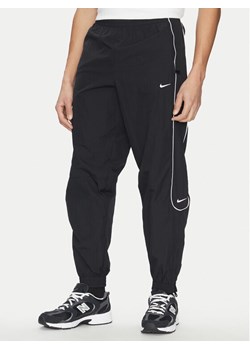 Nike Spodnie dresowe FB8620 Czarny Regular Fit ze sklepu MODIVO w kategorii Spodnie męskie - zdjęcie 181070091