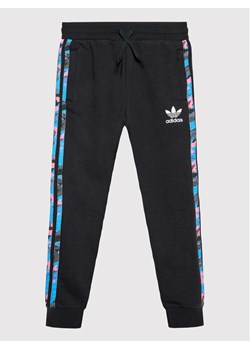 adidas Spodnie dresowe Camo HK0324 Czarny Regular Fit ze sklepu MODIVO w kategorii Spodnie chłopięce - zdjęcie 181070383