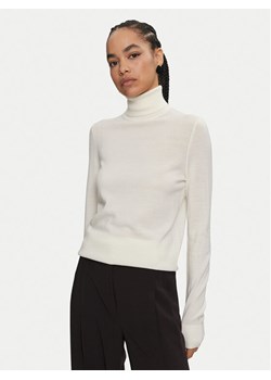 Calvin Klein Golf K20K207449 Écru Regular Fit ze sklepu MODIVO w kategorii Swetry damskie - zdjęcie 181070481