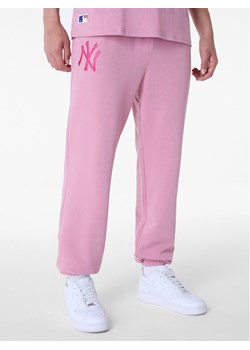 New Era Spodnie dresowe New York Yankees MLB League Essential Dark 60596188 Różowy Regular Fit ze sklepu MODIVO w kategorii Spodnie męskie - zdjęcie 181070490