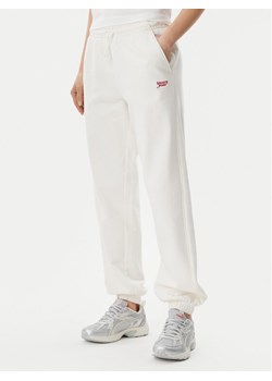 Tommy Jeans Spodnie dresowe Script DW0DW20670 Écru Relaxed Fit ze sklepu MODIVO w kategorii Spodnie damskie - zdjęcie 181071040