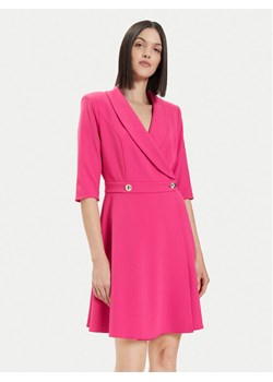 Rinascimento Sukienka koktajlowa CFC0118280003 Różowy Regular Fit ze sklepu MODIVO w kategorii Sukienki - zdjęcie 181071424