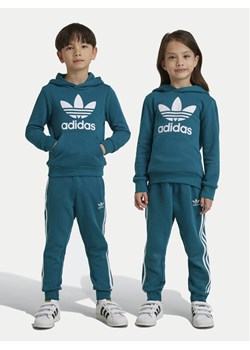 adidas Dres adicolor IY4789 Turkusowy Regular Fit ze sklepu MODIVO w kategorii Dresy chłopięce - zdjęcie 181071750