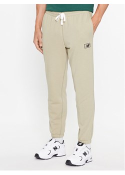 New Balance Spodnie dresowe NB Essentials Sweatpant MP33509 Zielony Regular Fit ze sklepu MODIVO w kategorii Spodnie męskie - zdjęcie 181072133