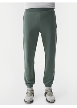 4F Spodnie dresowe 4FWSS24TTROM645 Zielony Regular Fit ze sklepu MODIVO w kategorii Spodnie męskie - zdjęcie 181072890