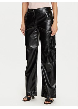Guess Spodnie z imitacji skóry Kori W4YB11 WF8Q0 Czarny Relaxed Fit ze sklepu MODIVO w kategorii Spodnie damskie - zdjęcie 181073142